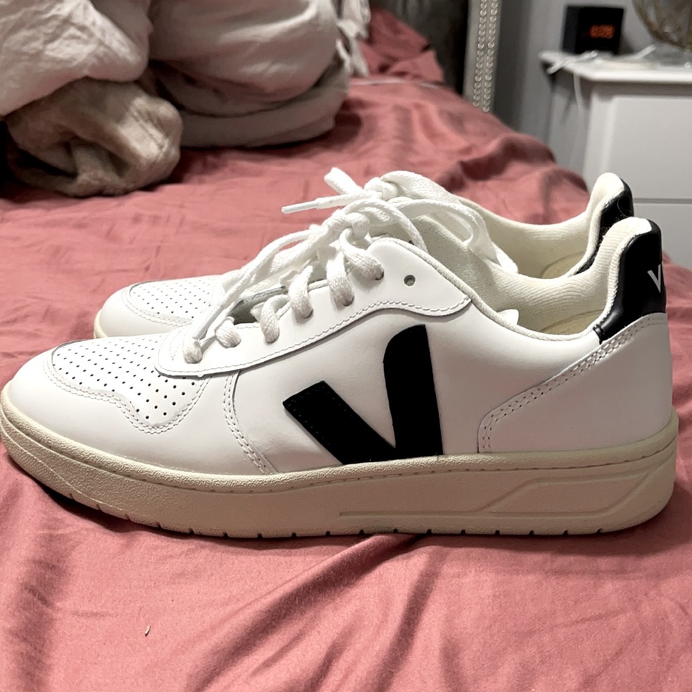 Veja V-10 leather sneaker